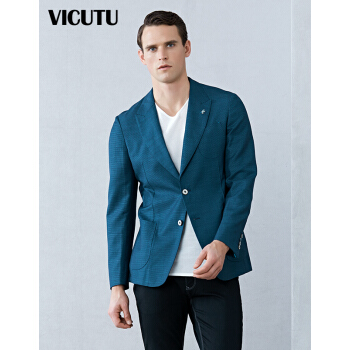 VICUTU男性はスラーツの青い縞模様のリンネの二つ葉を少し詰めて、シンゴルスツル15110957の青い縞模様の180/104 Cを掛けます。